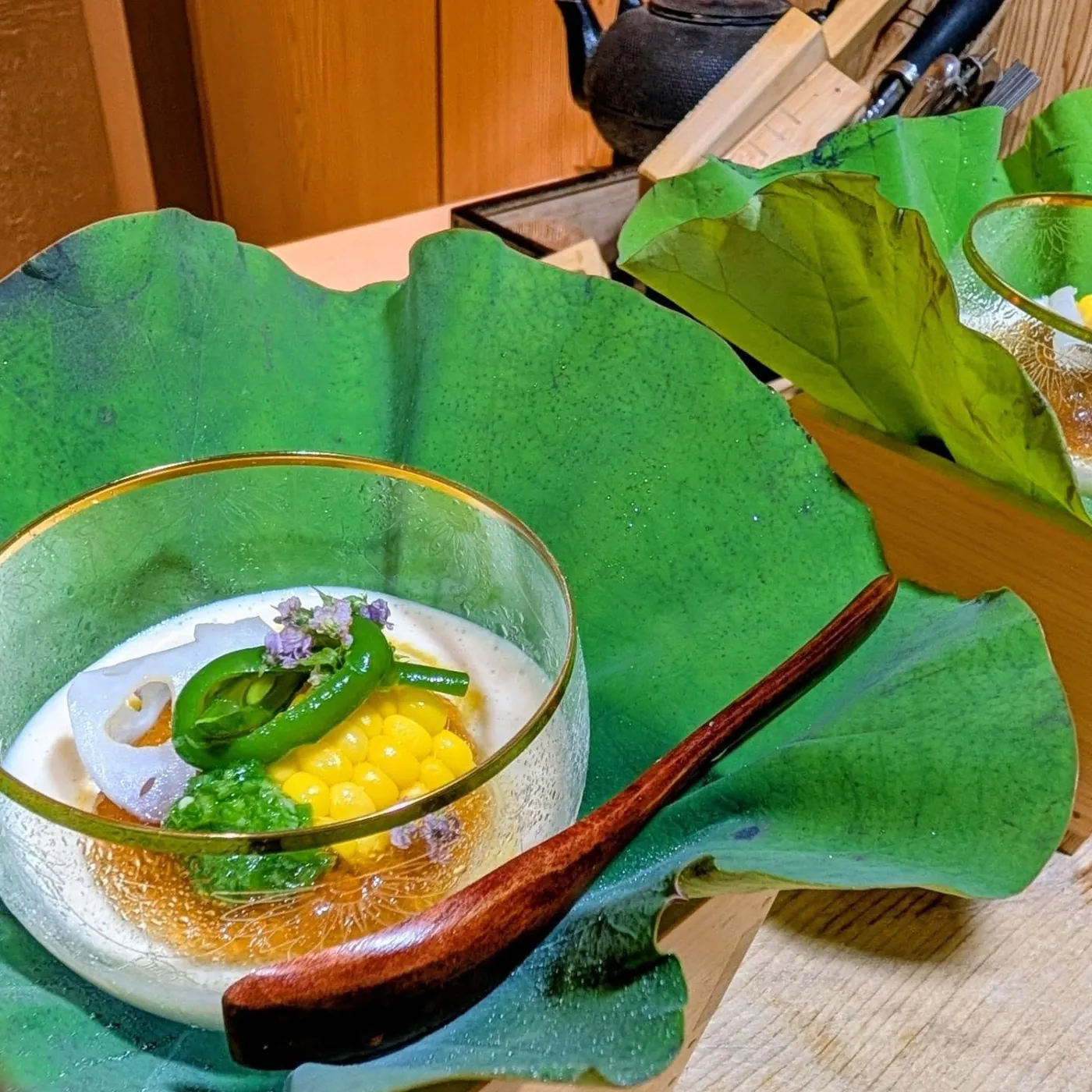 割烹　遊膳人 田はたの蓮の葉を敷いた一品
